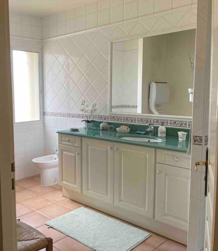 une salle de bain avec un lavabo, une baignoire et des toilettes dans l'établissement Le Papounet Appartement - Maison de 150m2 à 500m de la plage et du centre ville, à Canet