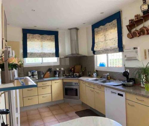 Nhà bếp/bếp nhỏ tại Le Papounet Appartement - Maison de 150m2 à 500m de la plage et du centre ville