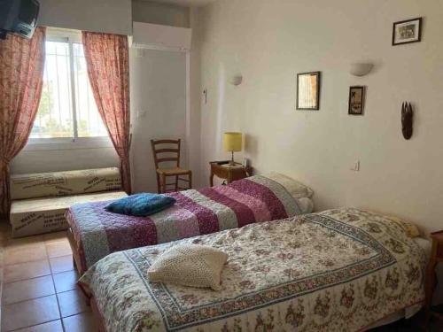 Giường trong phòng chung tại Le Papounet Appartement - Maison de 150m2 à 500m de la plage et du centre ville