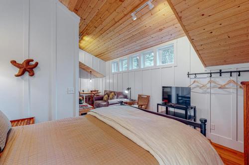 een slaapkamer met een groot bed in een kamer bij Boat House in Shelter Cove