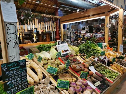 una sección de productos de un mercado con muchas hortalizas en Logement Colmar centre avec Parking, en Colmar
