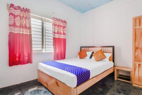 A bed or beds in a room at Santa Maria Near Indiranagar Metro Station