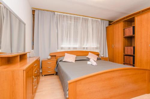 niewielka sypialnia z łóżkiem i oknem w obiekcie Naomi w mieście Zadar