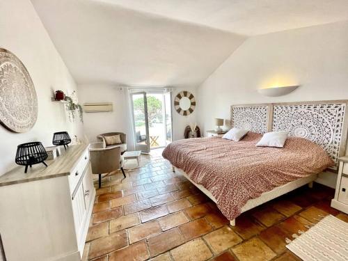 une chambre avec un lit, un bureau et une chaise dans l'établissement Maison de vacances vue mer, à La Garonnette-Plage