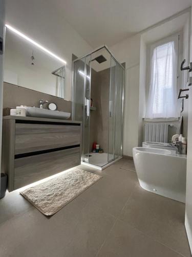 een badkamer met een douche, een bad en een wastafel bij Casa Laura in Pieve a Nievole
