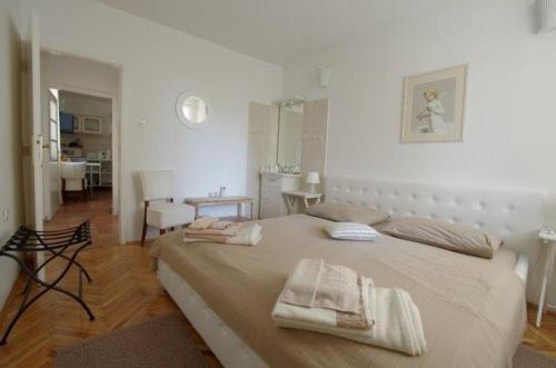 1 dormitorio con 1 cama grande y toallas. en Apartments Lorenandreja, en Rab