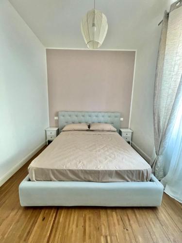 een slaapkamer met een bed met een wit bedframe bij Casa Laura in Pieve a Nievole