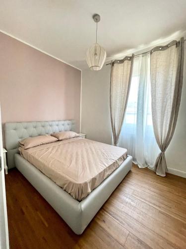 een slaapkamer met een bed en een groot raam bij Casa Laura in Pieve a Nievole