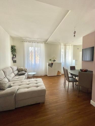 een woonkamer met een bank en een tafel bij Casa Laura in Pieve a Nievole