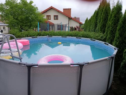 una pequeña piscina con una mesa de agua en un patio en Apartament Kornelia en Gołdap