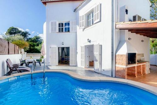 - une piscine en face d'une maison dans l'établissement SA Calma, à Son Serra de Marina