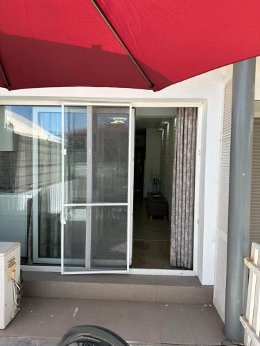 une porte coulissante en verre d'une maison avec un toit rouge dans l'établissement Dika Sofia Residence, à Mangalia