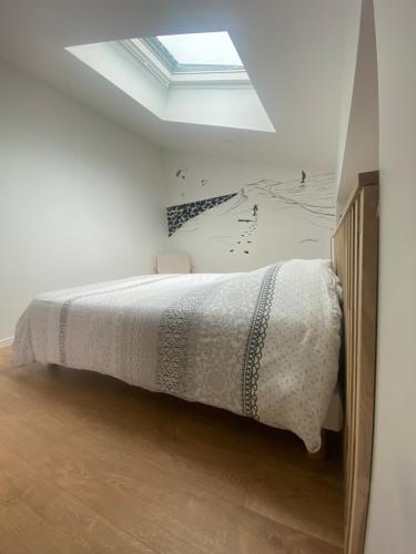 - une chambre avec un lit et une lucarne dans l'établissement Magnifique grange avec spa / love room, à Saint-André-de-Cubzac