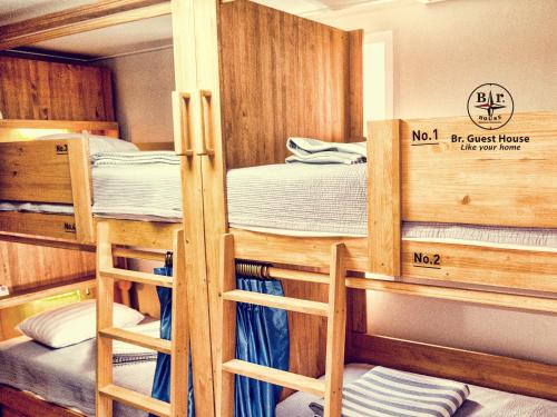 - deux lits superposés dans une chambre dans l'établissement Br. Guesthouse Hongdae, à Séoul