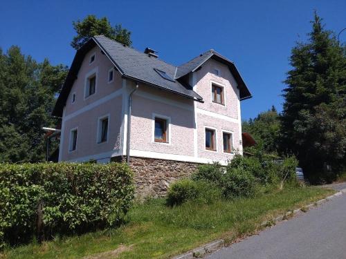 une maison sur le côté d'une route dans l'établissement Prázdninový dům Matterhorn, à Železná Ruda