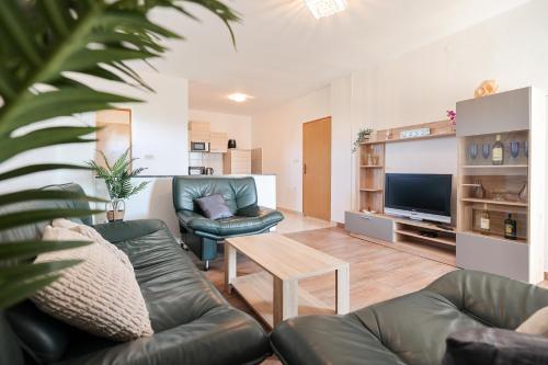 ein Wohnzimmer mit einem Sofa und einem Tisch in der Unterkunft Apartments Miky in Vrsi