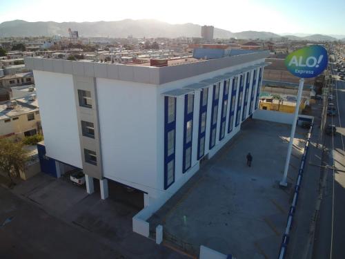 - une vue de tête sur un bâtiment de bureaux pour bateaux dans l'établissement Hotel ALO! Express, à Torreón
