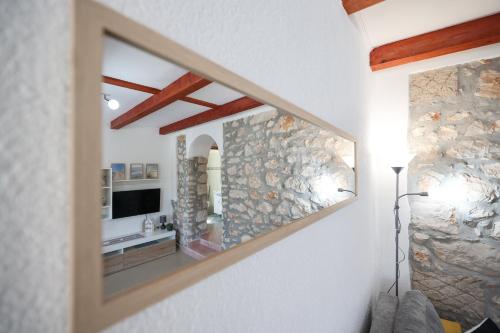 sala de estar con espejo en la pared en Apartment M&V, en Zadar