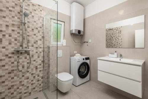 ein Bad mit einer Dusche, einem WC und einem Waschbecken in der Unterkunft Apartment Div in Lovran