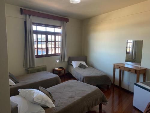 Postel nebo postele na pokoji v ubytování Altos da Serra Hotel