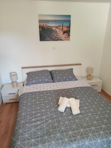 1 dormitorio con 1 cama con 2 toallas en Mira 1, en Zagvozd