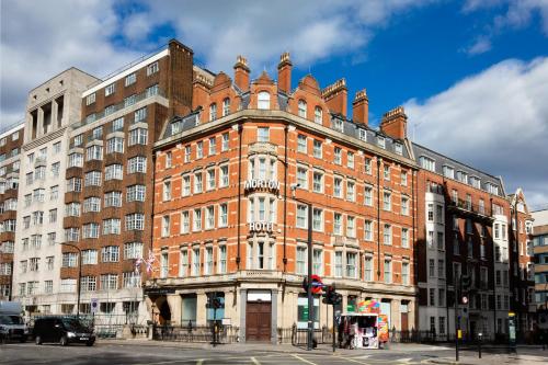 um grande edifício de tijolos na esquina de uma rua em Morton Hotel em Londres