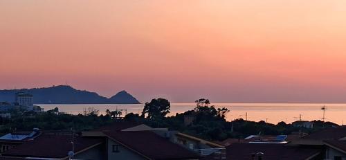 Blick auf das Meer von einer Stadt bei Sonnenuntergang in der Unterkunft Aeolian view in Piraino