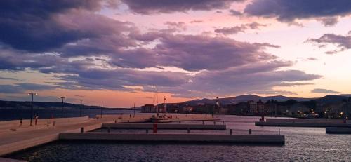 a sunset over a body of water with a cloudy sky at Kuća za odmor Lara in Kaštela