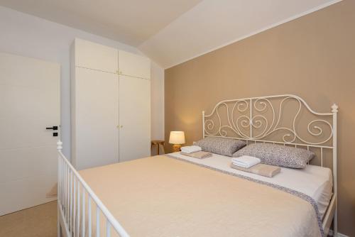 - une chambre avec un grand lit dans l'établissement Apartmani Mostina near river, à Ploče