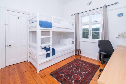מיטה או מיטות קומותיים בחדר ב-Enchanting Abode in Rosebank