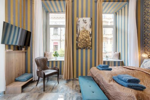 Un dormitorio con una cama y una silla y un televisor. en Budapest Magic in Downtown, en Budapest