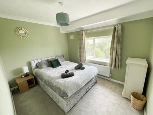 a bedroom with a bed and a window at Peaceful 3 Bedroom House wFree Parking Nature in Falmer