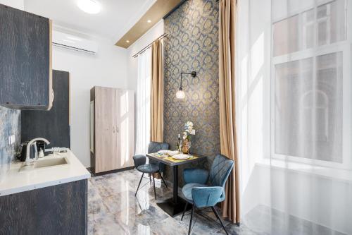 Una cocina con una mesa y sillas y un fregadero. en Budapest Magic in Downtown, en Budapest