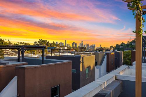 uma vista da cidade ao pôr-do-sol a partir do telhado de um edifício em Chic, Modern Silver Lake Oasis with Rooftop Panoramic DTLA Views & Private Garage em Los Angeles