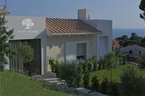 una casa en una colina junto a un jardín en Relais Ulivo Ariana, en Gaeta