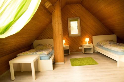 Habitación con 2 camas en una cabaña de madera en Unterkunft4You-Ferienhaus-Zum-Burgfried, en Usingen