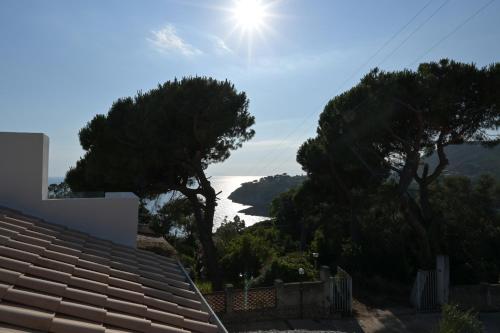 een uitzicht op de oceaan vanuit een huis bij Relais Ulivo Ariana in Gaeta