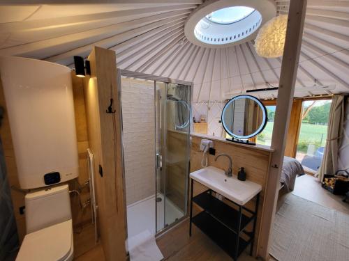 a bathroom with a sink and a shower in a room at Izera Glamping Adults - Luksusowe jurty&spa (adults only) in Gajowka