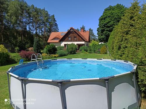 una grande piscina nel cortile di una casa di Pensjonat u Garncarza a Polnica