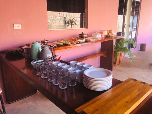 un mostrador con vasos y platos sobre una mesa en Pousada Voadores Jalapão en Mateiros
