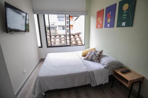 Postel nebo postele na pokoji v ubytování PROVENZA Poblado Apartamento para 4 personas M302 By Roots Rentals