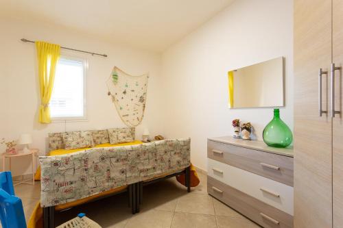 una camera per bambini con letto e cassettiera di Scialài a Marina di Ragusa