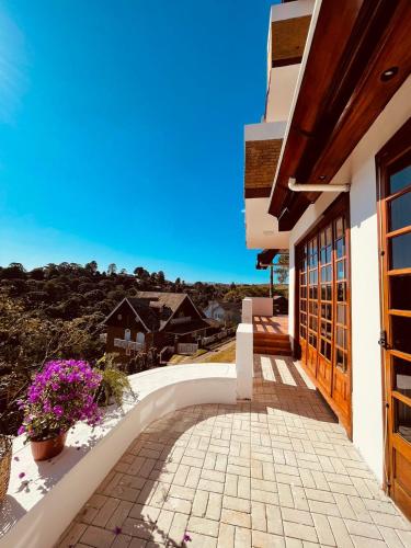 a walkway leading to a house with a view at Pousada Hortelã Village in Campos do Jordão