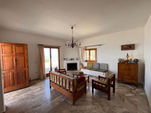 uma sala de estar com um sofá e uma mesa em Tranquility Mountain & Sea View Koudoura House em Trápeza