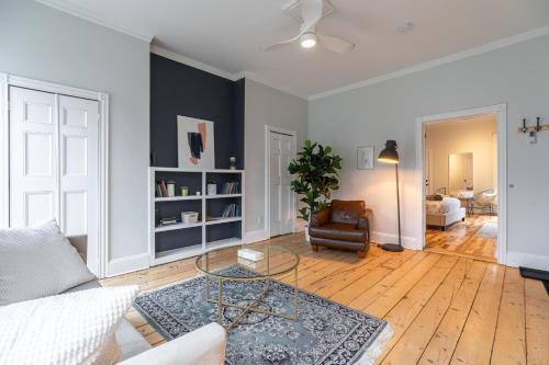 211 Work-from-home Suite – Photos 2