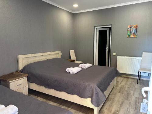 1 dormitorio con 1 cama con 2 toallas en Hotel Vardzia Terrace, en Vardzia