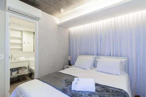 Een bed of bedden in een kamer bij Apartamento 51 Arte Itaim by OBA
