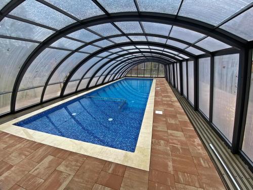 an overhead view of a swimming pool in a building at Ogrodowa70 Apartment in Sztutowo