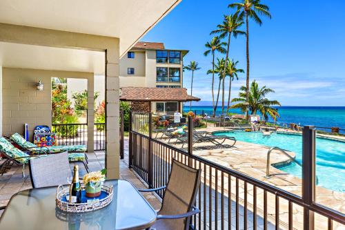 Noelani 115 في Kapalua-West Maui Airport: بلكونه مطله على المسبح والمحيط