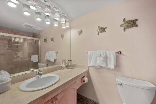 La salle de bains est pourvue d'un lavabo, de toilettes et d'un miroir. dans l'établissement Kamaole Sands 8-201, à Wailea